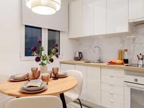 Fridge, microwave, oven, dishwasher - Apartment + Workspace Chamberí (Madrid)