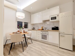 Coffee/tea maker, fridge, microwave, oven - Apartment + Workspace Chamberí (Madrid)