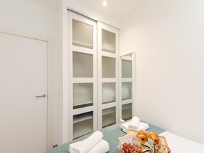 Iron/ironing board, Internet, bed sheets - Apartment + Workspace Chamberí (Madrid)