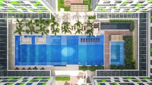 Una piscina al aire libre