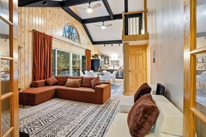 TV connectée, table de tennis de table, livres