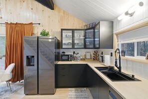 Private kitchen - Family-Friendly | Hot Tub | Sauna | Game Room (East Stroudsburg)