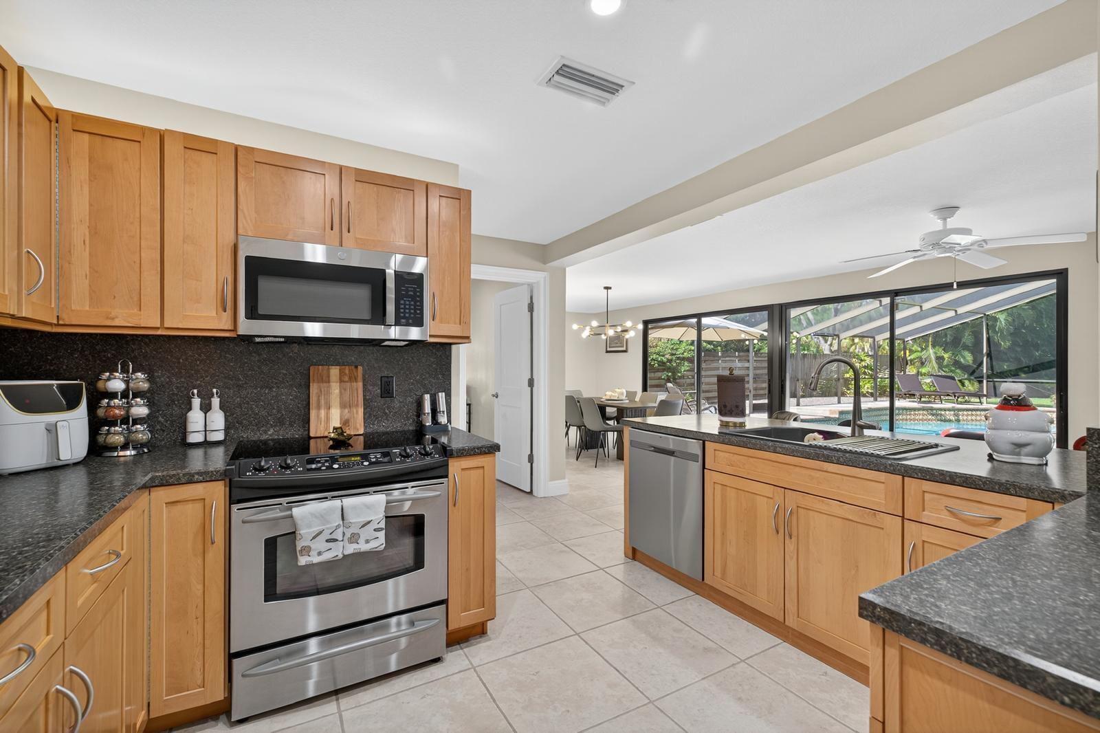 Køleskab, mikrobølgeovn, ovn, kogeplade