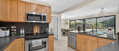 Køleskab, mikrobølgeovn, ovn, kogeplade