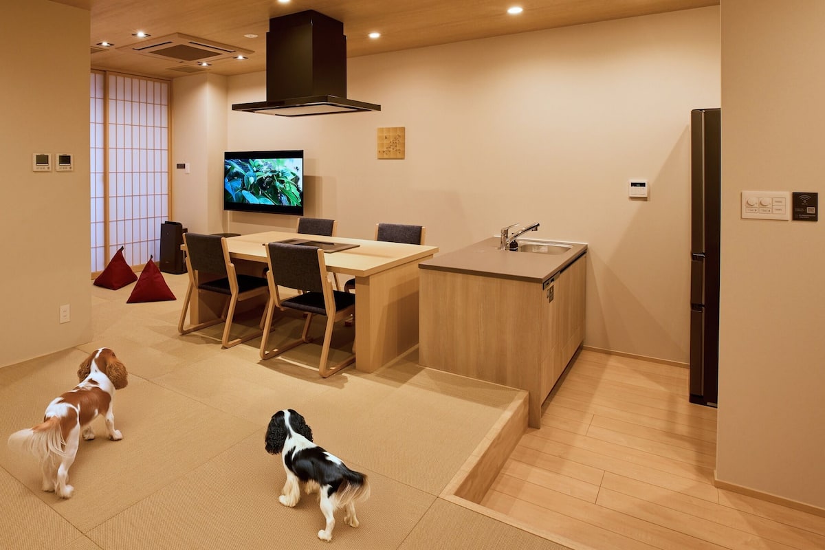 Apartamento de lujo, lanai, vistas a la montaña (A,Dog friendly) | Escritorio, wifi gratis, ropa de cama