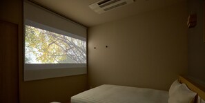 Escritorio, wifi gratis, ropa de cama