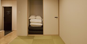 Escritorio, wifi gratis, ropa de cama