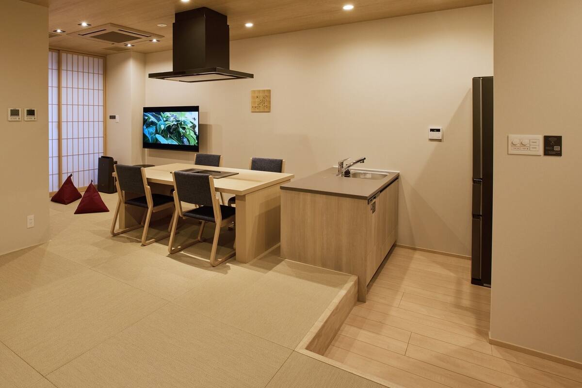 Departamento familiar, lanai, vista a la montaña (D,No-pets allowed) | Escritorio, wifi gratis y ropa de cama