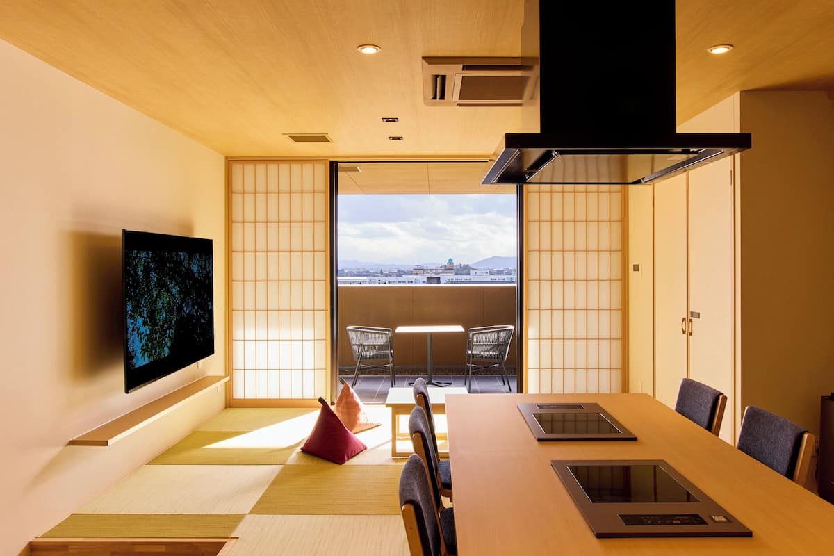 Escritorio, wifi gratis, ropa de cama