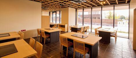 ディナーに営業