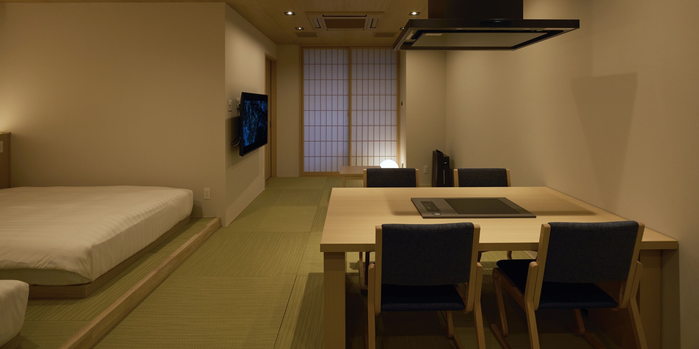 Escritorio, wifi gratis, ropa de cama