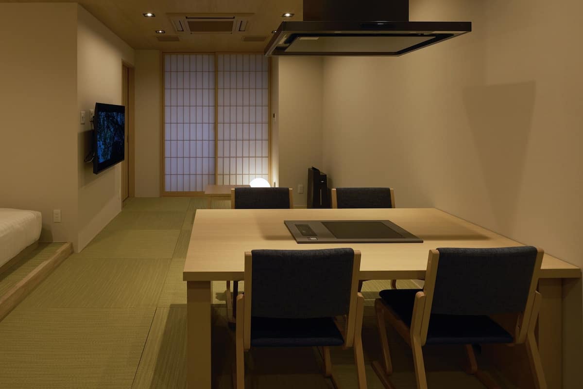 Escritorio, wifi gratis, ropa de cama