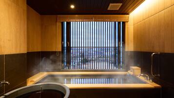 Badkar och dusch, källvattenbad, gratis toalettartiklar och hårtork