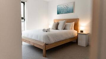 Tabla de planchar con plancha, wifi, ropa de cama