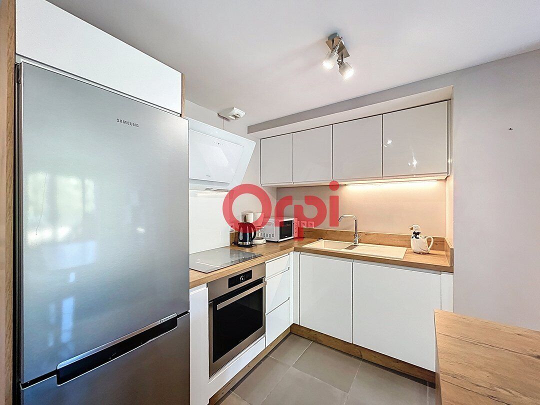 Køleskab, køkkentøj/tallerkener/redskaber