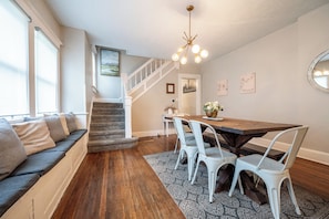 Familienhaus, Balkon | Wohnbereich | 50-Zoll-Smart-TV mit Digitalempfang