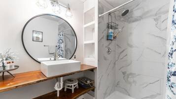 Handuk, sabun, sampo, dan tisu toilet