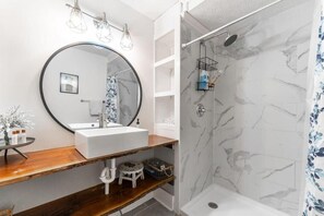 Handuk, sabun, sampo, dan tisu toilet