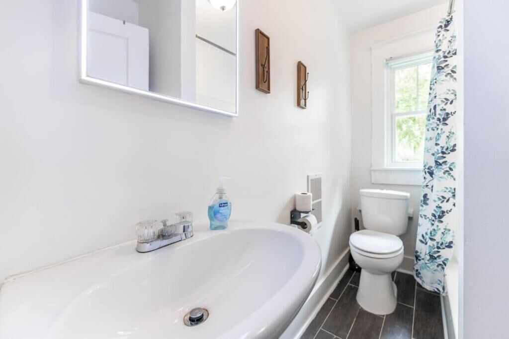 Towels, soap, shampoo, toilet paper