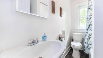 Serviettes fournies, savon, shampoing, papier toilette