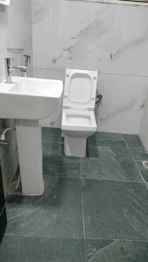 Habitación Deluxe | Baño | Ducha, toallas, jabón y champú