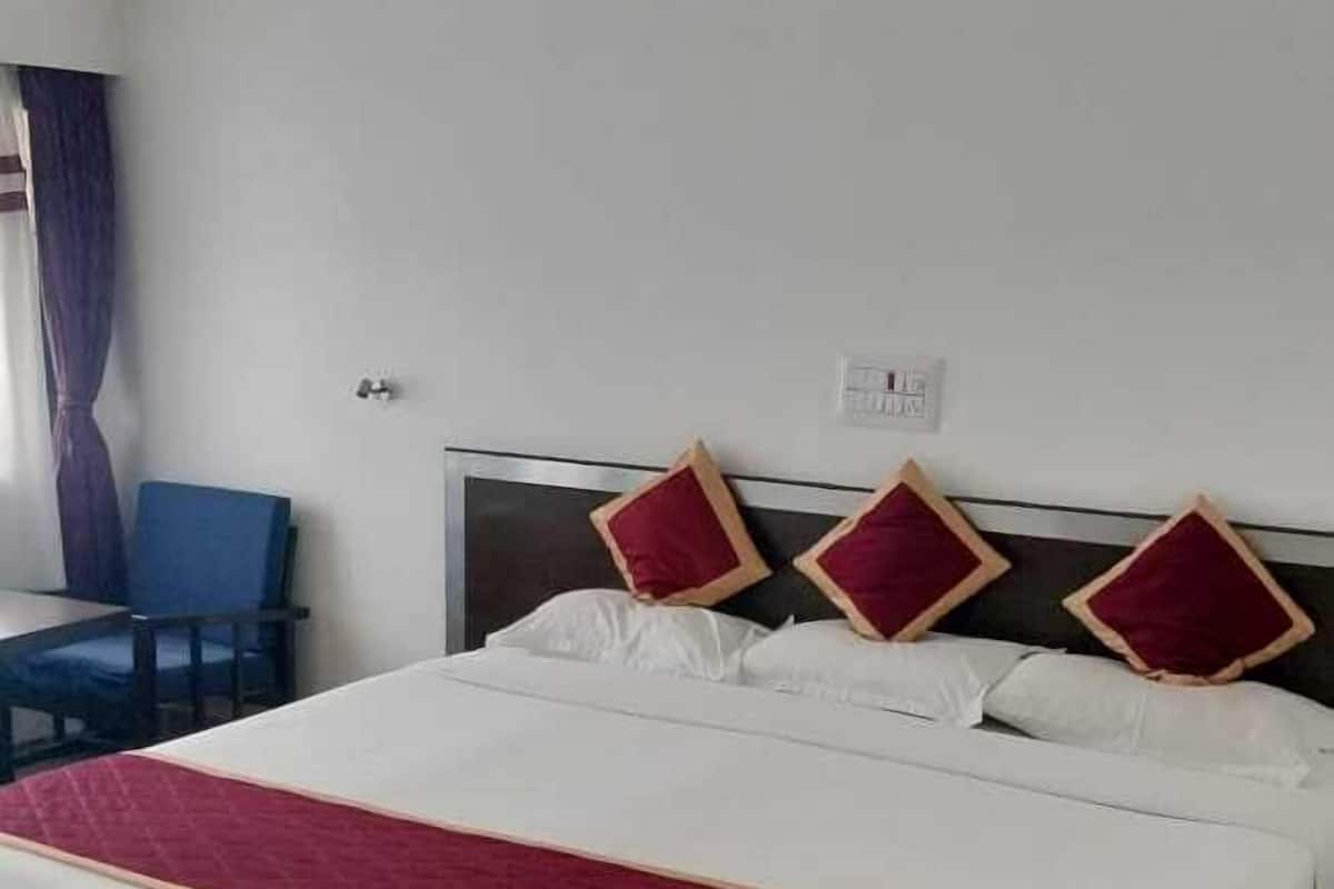 Triple Room | Rollaway beds, bed sheets