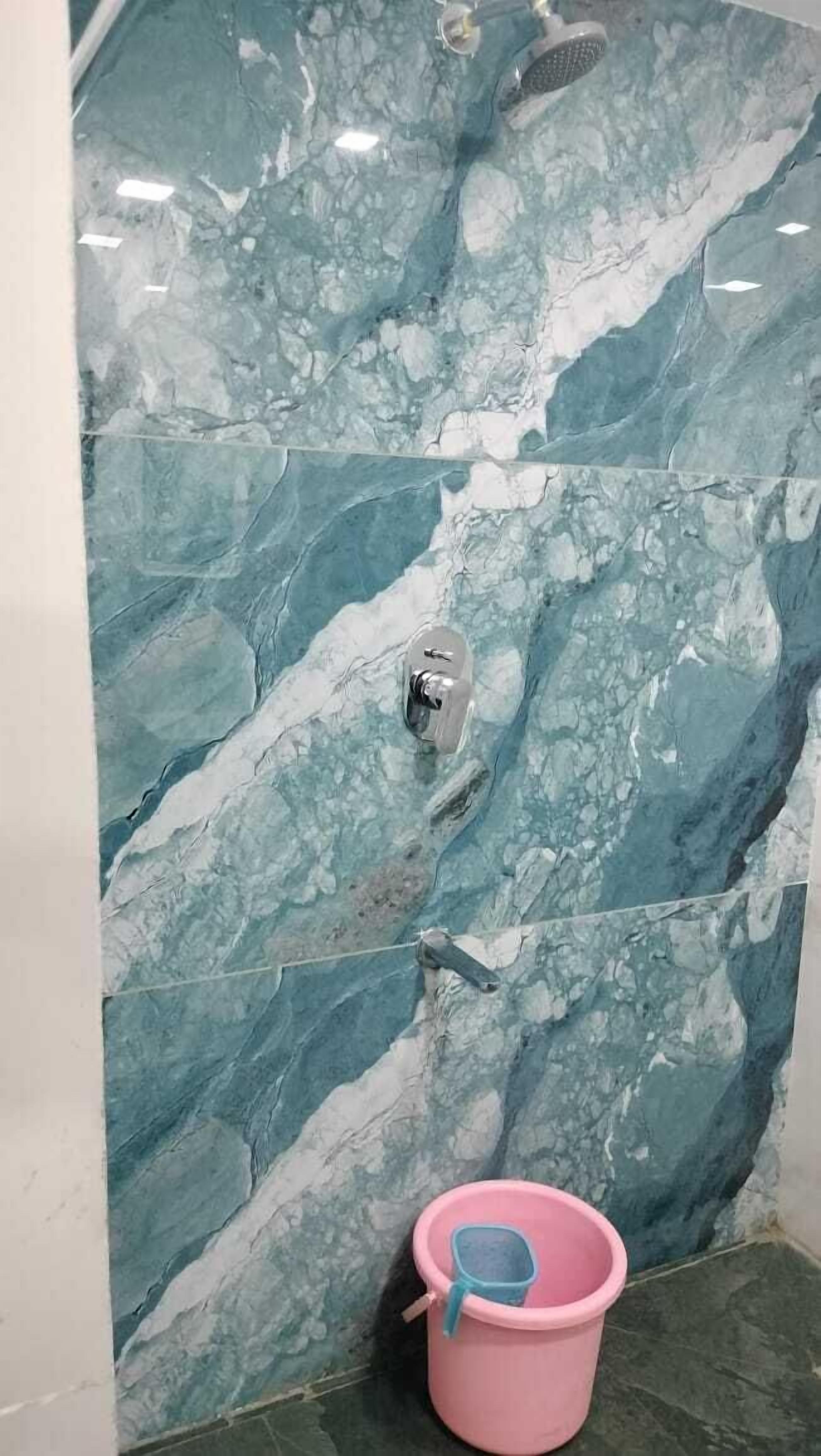 奢华客房 | 浴室 | 淋浴设施、毛巾、肥皂、洗发水