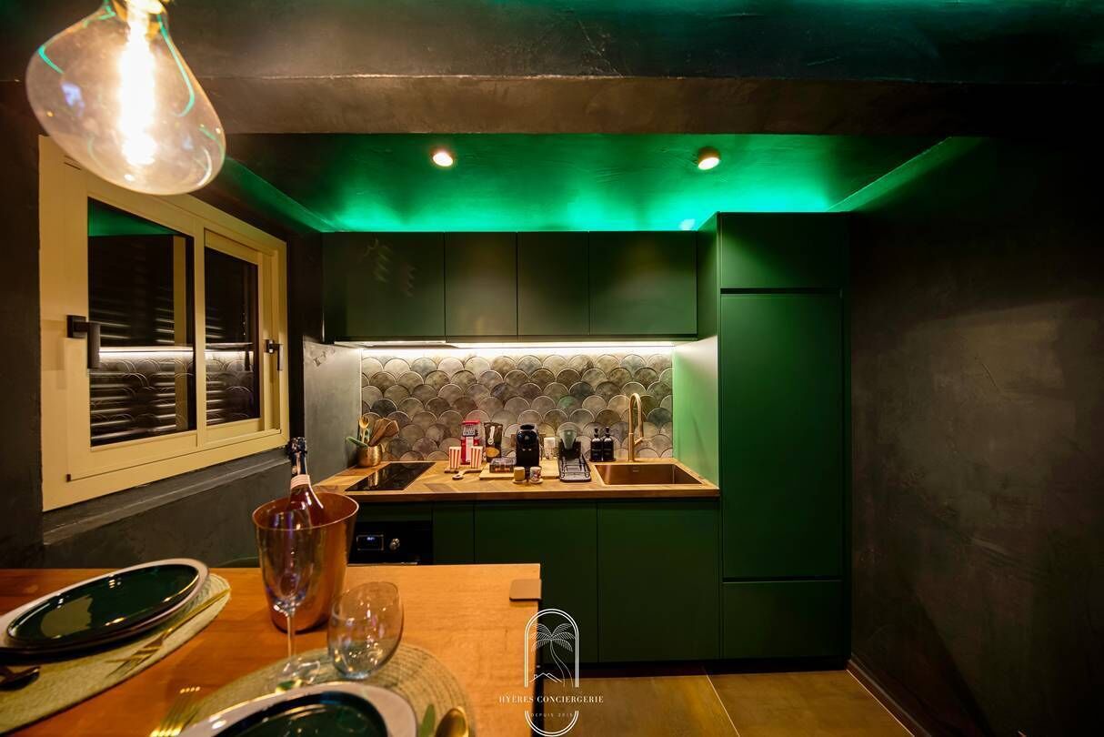 Een koelkast, een magnetron, een oven, een koffiezetapparaat/waterkoker