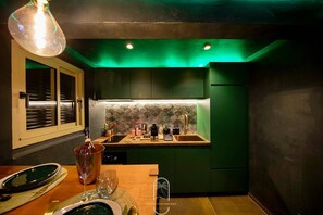 Een koelkast, een magnetron, een oven, een koffiezetapparaat/waterkoker