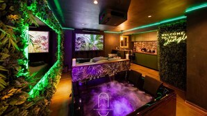 Un'area benessere con vasca idromassaggio, una reception e un neon.