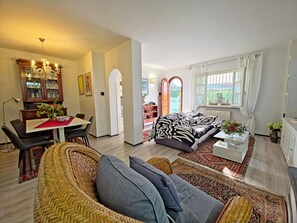 TV, fireplace, stereo - Modern Villa Cinquale: 3BR, AC, Garden & Bikes (Capanne-prato-cinquale)
