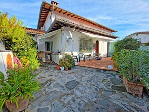 Terrace/patio - Modern Villa Cinquale: 3BR, AC, Garden & Bikes (Capanne-prato-cinquale)