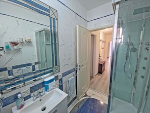 Doccia, asciugacapelli, bidet