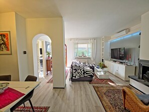Iron/ironing board, travel cot, free WiFi - Modern Villa Cinquale: 3BR, AC, Garden & Bikes (Capanne-prato-cinquale)