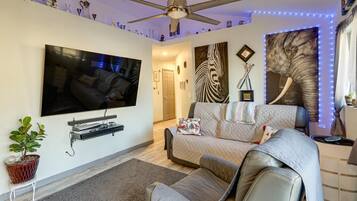 Älytelevisio, videopelejä, DVD-soitin, kirjoja