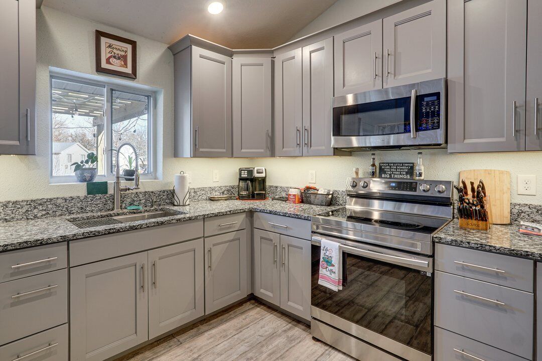 Jääkaappi, mikroaaltouuni, uuni, liesi