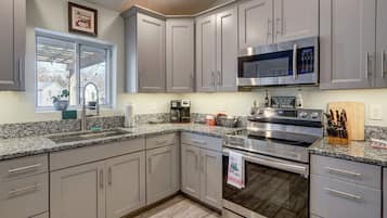 Jääkaappi, mikroaaltouuni, uuni, liesi