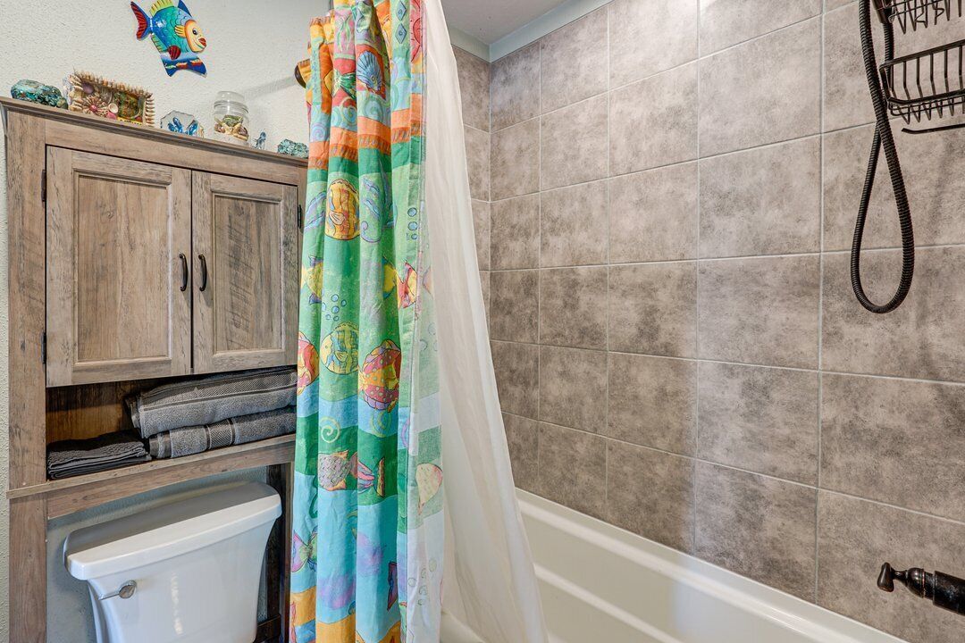Baignoire à remous, séchoir à cheveux, serviettes fournies, savon
