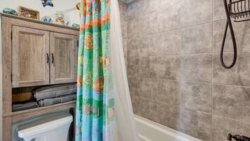 Baignoire à remous, séchoir à cheveux, serviettes fournies, savon
