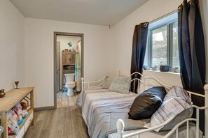 3 makuuhuonetta, silitysrauta/-lauta, ilmainen Wi-Fi, vuodevaatteet