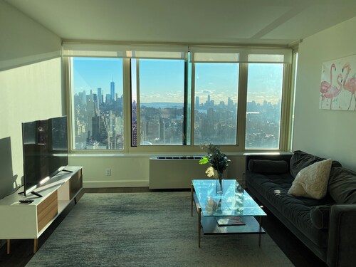 Floor-to-Ceiling Downtown Views • Prime Location • Luxury 1BR