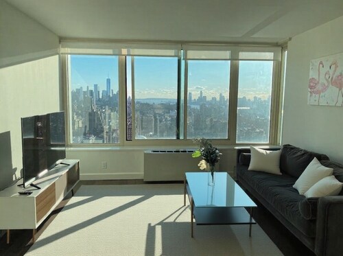 Luxury 1BR • Floor-to-Ceiling Views • Steps from Empire State & MSG