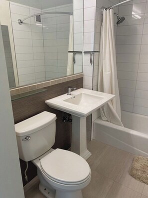 Sèche-cheveux, serviettes fournies, savon, papier toilette