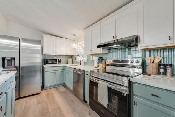 Private kitchen -    Newly Remodeled Mobile Home The Green Showcase! (Mineral Wells)