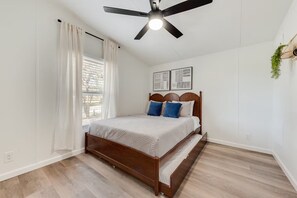 Iron/ironing board, WiFi, bed sheets - Newly Remodeled Mobile Home The Green Showcase! (Mineral Wells)