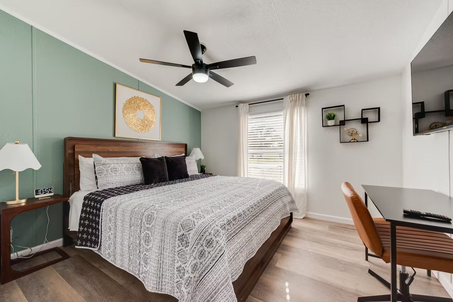 Silitysrauta/-lauta, Wi-Fi, vuodevaatteet