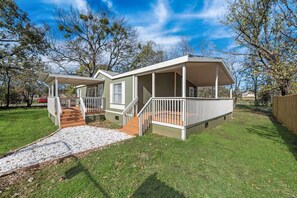 Exterior -    Newly Remodeled Mobile Home The Green Showcase! (Mineral Wells)