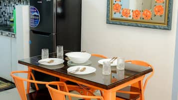 Signature Townhome, 2 Bedrooms | In-room dining