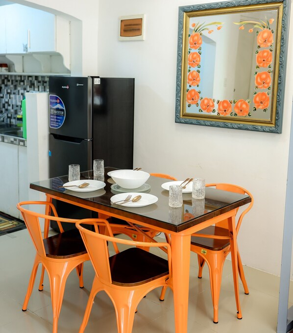 Nhà liên kế có thiết kế đặc trưng, 2 phòng ngủ | Khu vực ăn uống tại phòng