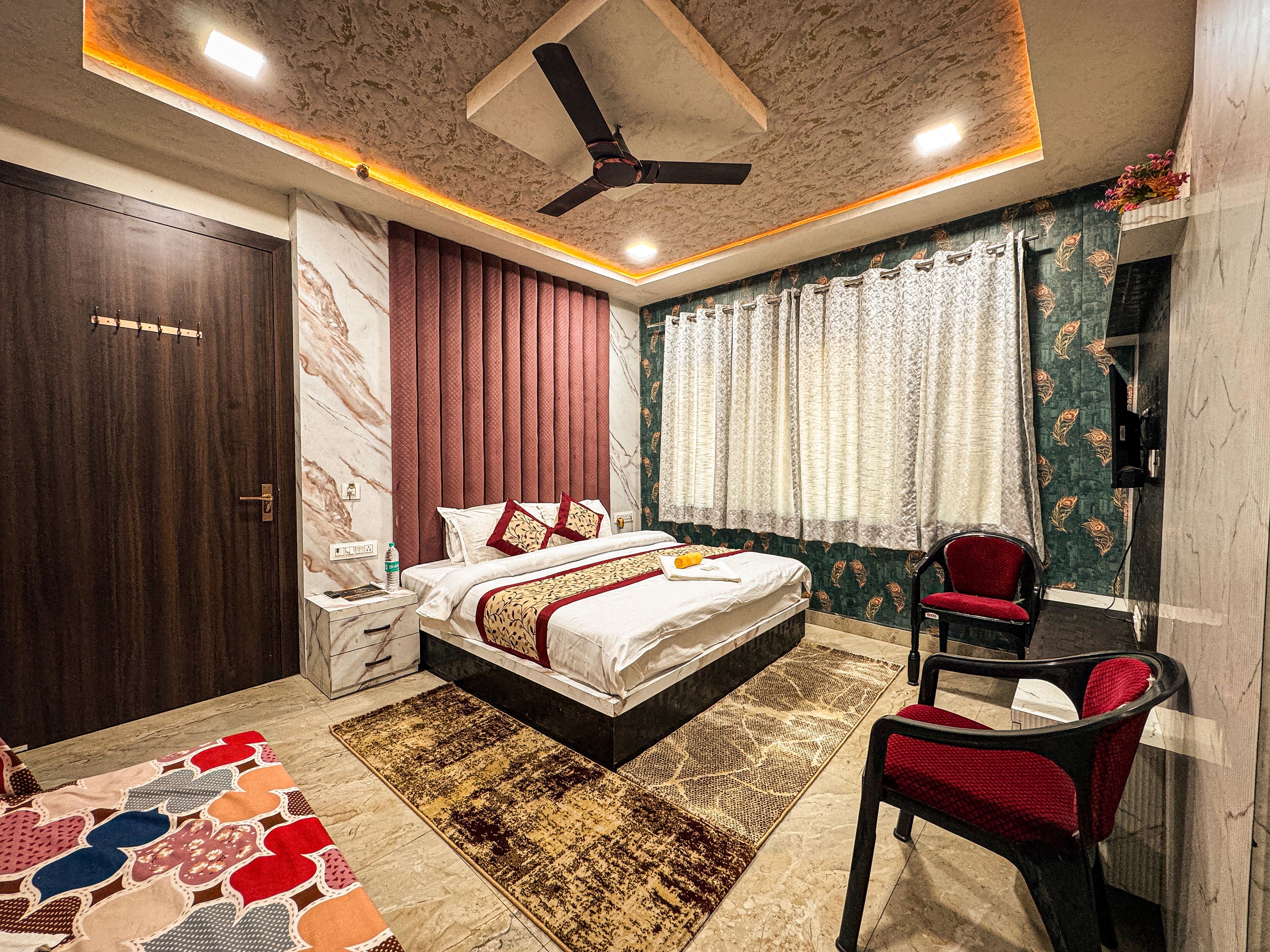 标准 三人房, 城市景观 | 办公桌